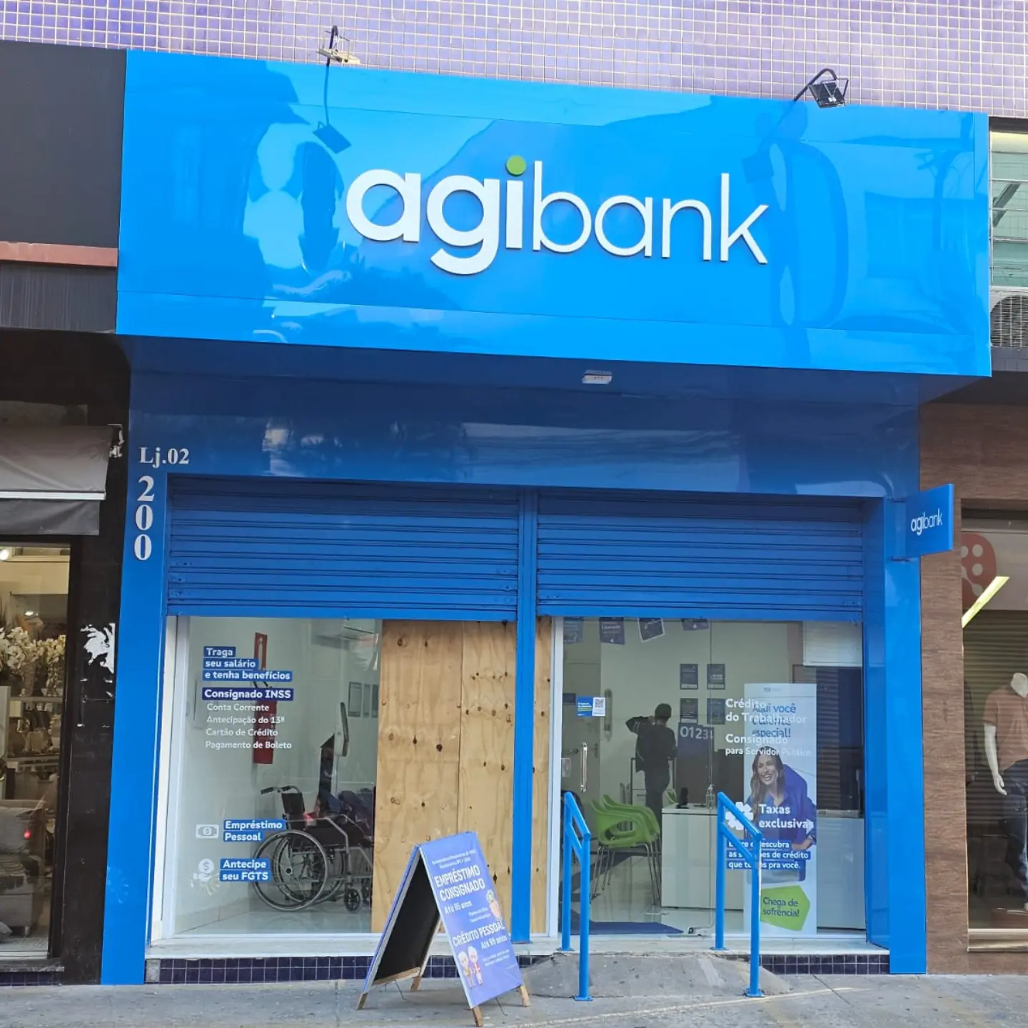 Fachada da agência Agibank em ACM azul com letra caixa branca