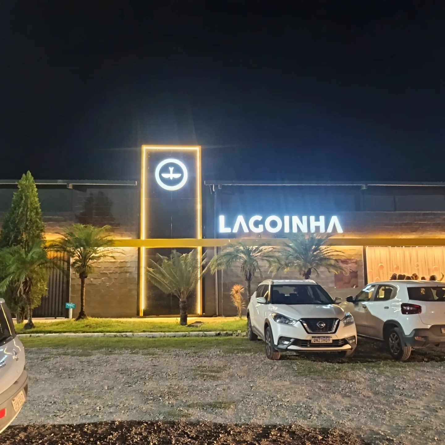 Fachada da Igreja Lagoinha finalizada à noite, com totem, letra caixa e perfil de luz acesos