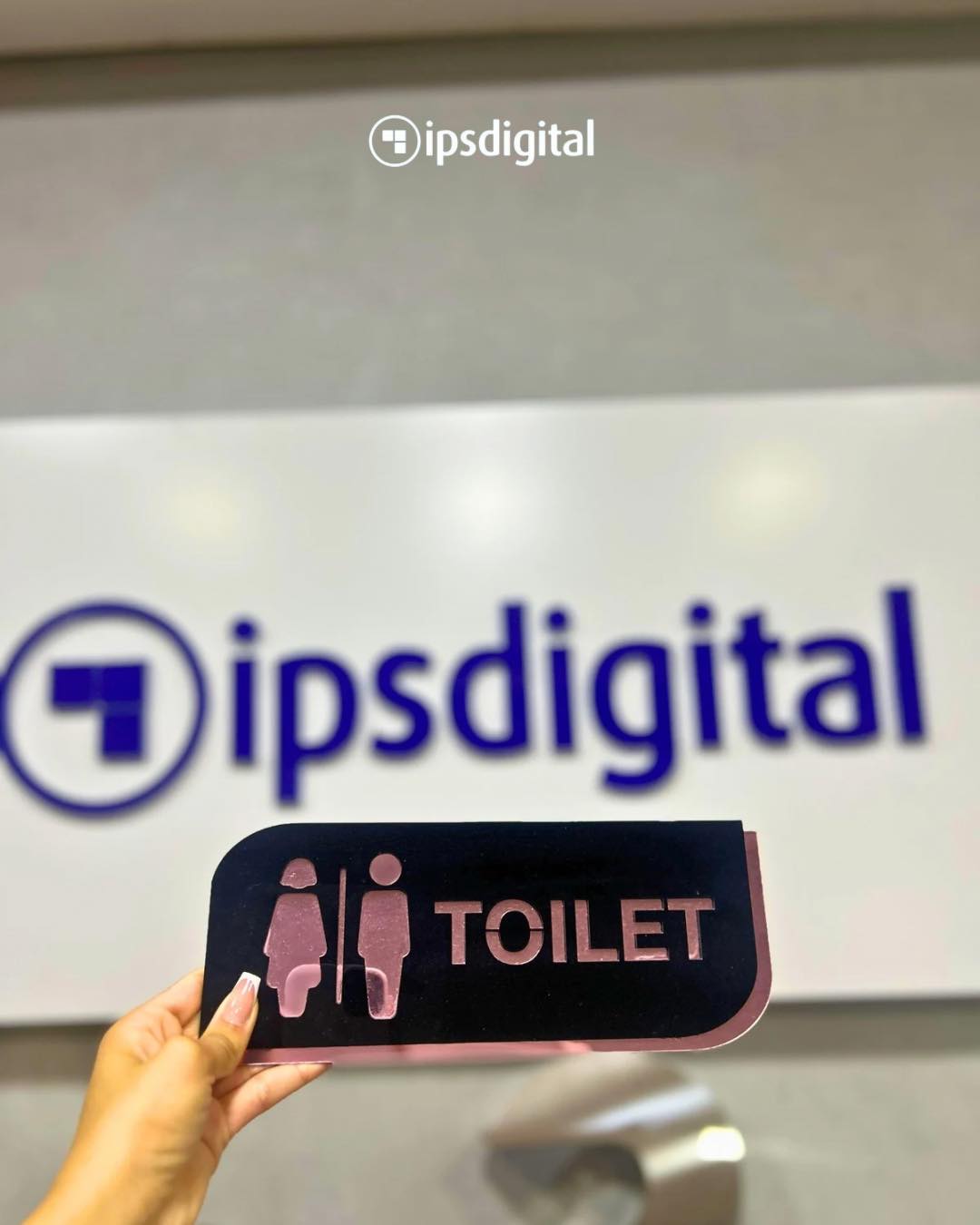 Placa de sinalização de banheiro em acrílico preto com aplicação espelhada rosé