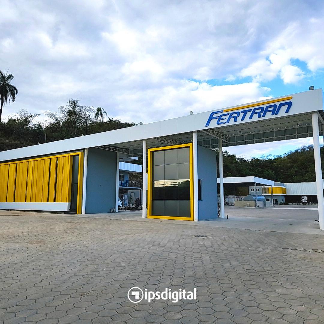 Portaria industrial da Fertran revestida em ACM amarelo e cinza com letra caixa azul